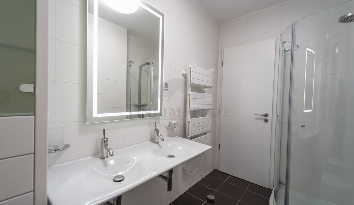 2bed1e2b-53a7-4d02-bf83-b2d600e8b061.jpg
