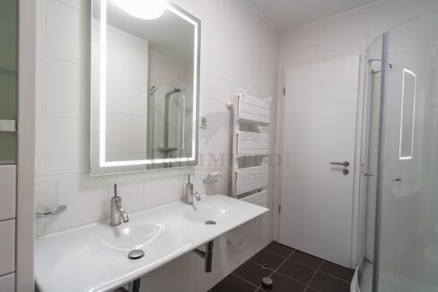 2bed1e2b-53a7-4d02-bf83-b2d600e8b061.jpg