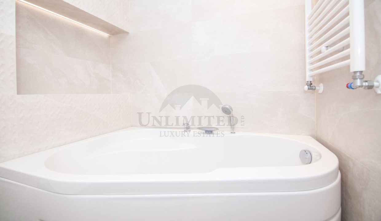 a6ccc947-cec0-4bf2-a1aa-b19600a12bed.jpg